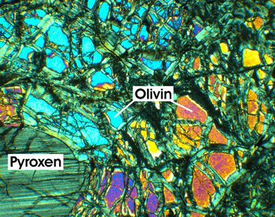Gestein (Peridotit) vom mittelatlantischen Rcken mit den Hauptmineralen Olivin und Pyroxen