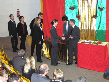In feierlicher Atmosphäre wurden am 10. Dezember 2004 im H4 der WiSo die Diplomurkunden überreicht.