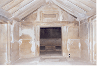 Grab 5: Blick von der Vorkammer in die Sarkophagkammer