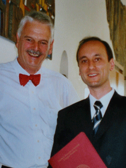 Dr. Marcus Burth (rechts) mit Prof. Dr. Wolfgang Gerke bei der WiSo-Promotionsfeier im Juli 2004